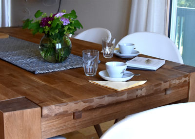 Kaffee beim Tisch im Modersnhof
